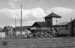 023 038 am Lokleitungsgebäude im Bw Crailsheim. (07.04.1973) <i>Foto: Burkhard Wollny</i>