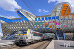 SNCB 1809, eine Siemens Vectron-Lok, im künstlerisch umgestalteten Bahnhof Liège-Guillemins. (19.06.2023) <i>Foto: Marcus Henschel</i>