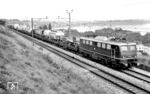 Leihlok E 40 151 mit einem Güterzug, der u.a. den Zirkus Franz Althoff befördert, zwischen Saint-Blaise und Neuenburg am Neuenburgersee. (17.09.1963) <i>Foto: Karl Wyrsch, Slg. D. Ammann</i>