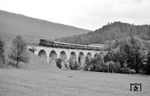 EBT Be 4/4 107 mit einem Sonderzug auf dem Viadukt (96 m) bei Corcelles an der Bahnstrecke Solothurn – Moutier im Berner Jura. (17.06.1968) <i>Foto: Helmut Röth</i>