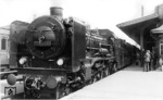 Versuchslok T 38 3255 vor einem Messzug des Aw Kassel zum Test der Wirkungsweise eines Abdampfturbinentriebtenders, aufgenommen in Kassel Hbf. (1933) <i>Foto: RVM (Kreutzer)</i>