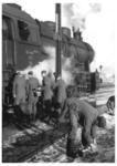 Bei einem Aufenthalt eines Truppentransports im Bahnhof Siedlce wird die Abwärme der poln. Ty 23 genutzt, um das Essen anzuwärmen. (1942) <i>Foto: RVM (Bandelow)</i>