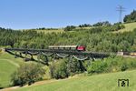 Das Biesenbach-Viadukt ist eine Bogenbrücke mit 252 Metern Länge und 24 Meter Höhe nordwestlich von Epfenhofen. Die Brücke wurde aus Einfeldträgern im Fischbauchsystem zwischen 1888 und 1890 erbaut und weist einen Radius von 360 Metern auf. Da die Strecke ursprünglich strategischen Charakter hatte, wurden die Brücken so verstärkt, dass sie bei Bedarf das Gewicht der damals schwersten Kanonen von 140 Tonnen aufnehmen konnten. (14.07.2023) <i>Foto: Zeno Pillmann</i>