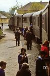 Ein Personenzug der JZ ist in einem unbekannten Dorfbahnhof nahe Belgrad angekommen. (09.1970) <i>Foto: Wolfgang Staiger</i>
