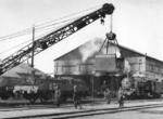 Der Bekohlungskran des Bw Nikolajew. Rechts wartet 38 2829, im Schuppen ist eine pr. G 7.1 zu erkennen. (04.1943) <i>Foto: RVM (Steiner)</i>