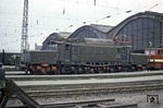 Die wenigen in der DDR verbliebenen Loks der Baureihe E 94 erhielten ab 1970 die Baureihenbezeichnung 254. Hier leistet 254 154 der 242 120 Vorspann in Leipzig Hbf. (25.04.1976) <i>Foto: Will A. Reed</i>