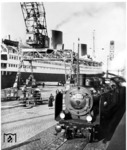 38 2221 wartet mit einem Sonderzug des Norddeutschen Lloyds auf Fahrgäste des Ozeandampfers "New York" am Überseekai von Bremen-Columbusbahnhof. (1934) <i>Foto: RVM</i>