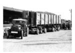 Vorstellung eines Prototyps des Culemeyer-Transportsystems auf dem Anhalter Güterbahnhof in Berlin. Deutlich sieht man der Zugmaschine (Kalble Z 4 Express, Bj. 1932, 60 PS) noch die Verwandtschaft zum Traktor an, die sich auch wegen ihres zu geringen Eigengewichts für die Transporte nicht bewährte. (27.04.1933) <i>Foto: RVM</i>