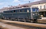 Die ab 1955 ausgelieferte ÖBB-Reihe 1010 war jahrzehntelang eine wichtige Stütze des elektrischen Bahnbetriebes der Österreichischen Bundesbahnen. ÖBB 1010.04 stammt aus der ersten Serie des Jahres 1955 (SGP/SSW, Fabrik-Nr. 55217) und wurde im Bahnhof Attnang-Puchheim angetroffen.  (1969) <i>Foto: H. Kuhnke</i>