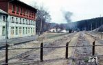 Auf tschechoslowakischer Seite rangiert ein Güterzug mit einer CSD 556 unter den wachsamen Augen der Grenzschützer im Bahnhof Bayerisch Eisenstein. Erst am 2. Juni 1991 wurde der Grenzübergang wieder für den Schienenverkehr geöffnet. (08.05.1970) <i>Foto: Theodor Horn</i>