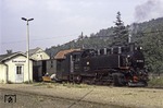 Das Personal der 99 1776 nutzt im Bahnhof Obercarsdorf (Weißeritztalbahn) den Kreuzungsaufenthalt zu einer kleinen Pause. (09.1985) <i>Foto: Will A. Reed</i>
