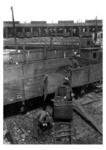 Kohleverladung im Bw Schaulen aus offenen E-Wagen in die Kohlenhunde. (1942) <i>Foto: RVM</i>