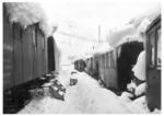 Eingeschneite Bauzugwagen im Bahnhof Oberstaufen/Allgäu. (1938) <i>Foto: RVM</i>