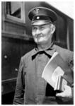 Die nähere Daten sind leider unbekannt, die Aufnahme ist vermutlich in Berlin entstanden. Aufgrund eines sachdienlichen Hinweises ist das Foto wohl in die Zeit zwischen Juli 1935- Juli 1937 einzuordnen. Der Bote trägt noch das nach der DKO 7/1935 definierte Hoheitsabzeichen der NSDAP, das sich in Form (Blickrichtung nach links) und Farbe (Silber) zu dem nach DKO 1937 eingeführten Hoheitsabzeichen des Reiches  (Blickrichtung nach rechts, Form etwas anders und Gold ) unterscheidet.   (1935) <i>Foto: RVM</i>