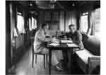 Blick in den Reichsbahn-Funkzug beim Auswerten von Funkmeldungen. (1932) <i>Foto: RVM</i>