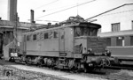 Die Elektrolokomotiven der Baureihe E 44 waren die ersten Elloks auf dem deutschen Schienennetz, die seit 1932 in mehr als 100 Exemplaren beschafft wurden. Die E 44 stellte einen Meilenstein der Ellokentwicklung dar, denn bei ihr wurde erstmals bei einer größeren Streckenlokomotive auf Vorlaufachsen und Stangenantrieb verzichtet, außerdem wurde der viele Jahre erfolgreiche Tatzlager-Antrieb etabliert. Die als Universalloks konzipierten Lokomotiven erwiesen sich als sehr robust und zuverlässig und prägten den Eisenbahnverkehr in den elektrifizierten Netzen Süd- und Mitteldeutschlands von den 1930er Jahren bis in die 1980er Jahre (Wikipedia). (22.05.1972) <i>Foto: Frank Lüdecke</i>