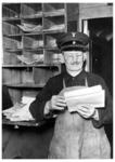 Packmeister im Gepäckwagen beim Sortieren von Gepäckscheinen und Begleitpapieren der Expressgutsendungen. (1940) <i>Foto: RVM</i>
