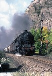 95 0030-7 passiert mit Ng 66483 nach Probstzella das Saalfelder Einfahrsignal an der bekannten Felswand Am Bohlen. Im Vordergrund ist ein Betonsockel der alten Elektrifizierung von 1939 zu erkennen. (06.10.1978) <i>Foto: Wolfgang Bügel</i>