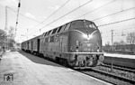 221 108 (Bw Kempten) hatte mit diesem Zug auf der Allgäubahn keine große Mühe. (23.04.1973) <i>Foto: Frank Lüdecke</i>