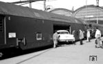 Autoverladung an einem der beiden Doppelstock-Autotransportwagen der Bauart MDD4ümg-56 des Nachtzuges "Komet" im Bahnhof Basel SBB. Der "Komet" war der erste Autoreisezug der DB und verkehrte ab Sommerfahrplan 1956 über Nacht zwischen Hamburg-Altona und Chiasso (CH). (14.08.1956) <i>Foto: Karl Wyrsch, Slg. D. Ammann</i>