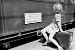 Eine junge Reisende am "Nord-Express" (Paris Nord - Kobenhavn) im Bahnhof Hamburg-Altona. In der nächsten Fahrplanperiode nahm der Zug den direkten Weg von Hamburg Hbf nach Neumünster ohne Halt in Altona. (06.07.1952) <i>Foto: Walter Hollnagel</i>