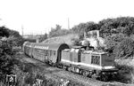 112 232 (Bw Erfurt) ist bei Erfurt vor einem Personenzug nach Nordhausen unterwegs. (18.08.1984) <i>Foto: Thomas Fischer</i>