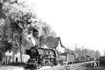52 8122 (ex 52 6390) vom Bw Kamenz kachelt mit N 66223 aus dem Bahnhof Wiednitz an der Bahnstrecke Kamenz (Sachs)–Senftenberg. (22.04.1985) <i>Foto: Thomas Fischer</i>