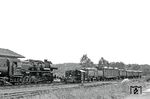 Im Bahnhof Altenhain (b Brandis) begegnet Kleinlok 100 981 vom Bw Leipzig-Wahren mit einem Übergabezug der dort wartenden, und im Größenvergleich sicherlich dem Kleinlokführer Respekt einflößenden 52 8186 vom Bw Engelsdorf vor N 65624. (04.09.1986) <i>Foto: Thomas Fischer</i>