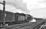 01 204 vom Bw Wittenberge verlässt mit dem "Interzonenzug" D 163 nach Berlin Ostbf den damaligen deutsch-deutschen Grenzbahnhof Büchen. Die DDR-Grenzkontrolle fand 8 Kilometer entfernt im Bahnhof Schwanheide statt. (1958) <i>Foto: Jochen Lawrenz</i>