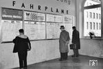 Das Empfangsgebäude in Weiden (Oberpf) besteht bereits seit der Eröffnung der ersten Bahnstrecke im Jahr 1863, wurde jedoch mehrfach vergrößert und modernisiert. Im Jahr 1969 präsentierte die BD Regensburg ihre neue Fahrplangestaltung in der Schalterhalle des Bahnhofs. (1969) <i>Foto: BD Regensburg (Zeitler)</i>