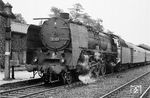 Die Magdeburger 01 024 ist mit dem D 110 (Berlin Stadtbahn - Köln - Paris) im damaligen Grenzbahnhof Helmstedt eingefahren. Hier wird ein Lokwechsel auf eine DB-Lok erfolgen. (22.06.1960) <i>Foto: Wolfgang Jahn</i>