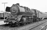 41 123 vom Bw Magdeburg hat in Helmstedt den D 111 nach Berlin Stadtbahn bespannt. Am 14.05.1959 hatte sie einen Reko-Kessel mit IfS-Mischvorwärmer erhalten. (22.06.1960) <i>Foto: Wolfgang Jahn</i>