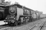41 080 und 01 023 (beide vom Bw Magdeburg) sind mit D 1010 aus Berlin in Helmstedt eingefahren. Sie besaß seit dem 02.08.1957 einen Nachbaukessel, erkenntlich am fehlenden Speisedom. (22.06.1960) <i>Foto: Wolfgang Jahn</i>