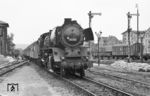41 132 trifft mit dem britischen Militärzug Db 672/Dm 80672 (Berlin-Charlottenburg - Braunschweig) in Helmstedt ein. 41 132 bekam am 18.09.1959 im Rahmen einer L4 den Reko-Kessel mit der Fabrik-Nr. 66 aus dem Raw Halberstadt, eingebaut allerdings im Raw Karl-Marx-Stadt (heute Chemnitz) und einen IfS-Mischvorwärmer (IfS = Institut für Schienenfahrzeuge). Anschließend wurde sie dem Bw Magdeburg-Hbf zugeteilt. (22.06.1960) <i>Foto: Wolfgang Jahn</i>