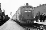Ein Neubautriebwagen der DR-Reihe VT 12.14 (Erbauer: Fa. Ganz aus Budapest) ist als Interzonenzug Ft 166 (Berlin-Stadtbahn - Hamburg-Altona) soeben im Grenzbahnhof Büchen angekommen. Hier wechselt das Zugbegleitpersonal und der westdeutsche Zoll steigt zu. (23.06.1960) <i>Foto: Wolfgang Jahn</i>