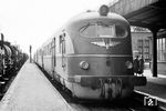 Die Deutsche Reichsbahn bestellte 1954 bei Ganz in Budapest drei vierteilige dieselmechanische Triebzüge VT 12.14, mit denen man versuchte an die Tradition der berühmten Schnelltriebwagen "Fliegender Hamburger" anzuknüpfen. Sie wurden als "Interzonenzüge" zwischen Berlin und Hamburg eingesetzt, wo sie sich jedoch nicht bewährten, so dass der Einsatz nur wenige Jahre dauerte. Ein VT 12.14 steht hier als Ft 166 aus Berlin im Bahnhof Büchen. (23.06.1960) <i>Foto: Wolfgang Jahn</i>