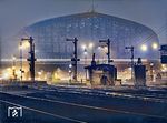 Das schöne herbstliche Stimmungsbild des Hamburger Direktionsfotografen vom Hamburger Hauptbahnhof existierte bislang nur in schwarz/weiß (vgl. Bild-Nr. 11791). Die moderne Technik macht es möglich, auch eine kolorierte Version davon zu erstellen. (22.11.1951) <i>Foto: Walter Hollnagel</i>