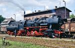 Die letzten planmäßigen Dampfeinsätze bei der DR: 52 8195 (Bw Zittau) rangiert im Bahnhof Hirschfelde an der Bahnstrecke Zittau–Hagenwerder. (29.04.1990) <i>Foto: Slg. Wolfgang Bügel</i>