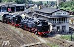 86 049 und 86 1333 fahren mit einem Sonderzug auf der Rundfahrt Bautzen - Oberodewitz - Cunewalde - Großpostwitz - Bautzen in den Bahnhof Löbau (Sachs) ein. Das 2006 außer Betrieb gegangene Stellwerk W 5/6 befindet sich heute im Museumsbesitz der Ostsächsischen Eisenbahnfreunde. (19.05.1990) <i>Foto: Slg. Wolfgang Bügel</i>