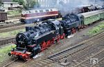 Nach dem Kopfmachen verlassen 86 1333 und 86 049 mit ihrem Sonderzug den Bahnhof Löbau (Sachs). Im Hintergrund wartet 118 630 vom Bw Bautzen vor einem Güterzug. (19.05.1990) <i>Foto: Slg. Wolfgang Bügel</i>