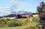 Die Traditionslok des Bw Glauchau (Sachs) 58 3047 mit einem Sonderzug bei Schmölln. (14.07.1990) <i>Foto: Slg. Wolfgang Bügel</i>