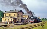 58 3047 mit einem Sonderzug im Bahnhof Nöbdenitz an der Bahnstrecke Gößnitz–Ronneburg. (15.07.1990) <i>Foto: Slg. Wolfgang Bügel</i>
