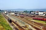 Mit Inbetriebnahme der Neubaustrecke Förtha–Gerstungen zur Umgehung des Werratals bei Herleshausen auf bundesdeutschem Gebiet wurde der auf DDR-Gebiet liegende Grenzbahnhof Gerstungen erheblich umgebaut. Auf der Nordseite (im Bild links) wurde ein separater Bahnhofsteil für die Abfertigung der Interzonenzüge eingerichtet. Der alte Bahnhofsteil (rechts außen) wurde zum Endbahnhof umgestaltet und diente ausschließlich dem Binnenverkehr nach Eisenach. Eine Reihe von Sicherheitsmaßnahmen wie Schutzweichen ('Entgleisungsweichen'), verhinderten die Fahrt von Zügen in Richtung Bundesrepublik ohne Genehmigung durch die Grenzbehörden oder ein Betreten der Züge durch Unbefugte. Ab Mai 1973 war die Deutsche Bundesbahn für Gestellung von Lokomotiven und Personal für die Strecke Bebra–Gerstungen zuständig. Ab diesem Zeitpunkt fand der Lokwechsel nicht mehr in Bebra, sondern in Gerstungen statt. Anders als an den meisten anderen Grenzbahnhöfen zwischen der DDR und der Bundesrepublik war in Gerstungen kein Übergang zwischen Interzonenzügen und Binnenverkehrszügen möglich, das Ein- und Aussteigen war bei den Interzonenzügen generell nicht gestattet. Während in früheren DR-Auslandkursbüchern gesondert auf diesen Fakt hingewiesen wurde, wurde in späteren Jahren der Halt im Bahnhof gar nicht mehr dargestellt. (26.07.1990) <i>Foto: Wolfgang Bügel</i>