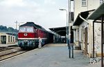 Im Binnenteil des ehemaligen Grenzbahnhofs Gerstungen ist 132 100 mit P 7063 aus Eisenach eingetroffen. Die Zuggarnitur  wird nun auf der Innenseite von Gleis 1 nach 2 umgesetzt. (26.07.1990) <i>Foto: Wolfgang Bügel</i>