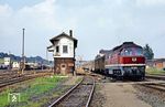 DR 132 100 hat den P 7063 im Bahnhof Gerstungen von Gleis 1 nach Gleis 2 umgesetzt. (26.07.1990) <i>Foto: Wolfgang Bügel</i>