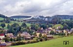 Das bekannteste Bauwerk auf der Strecke von Schwarzenberg (Erzgeb) nach Annaberg-Buchholz ist das Markersbacher Viadukt. Das 36,5 m hohe und 236,5 m lange Gerüstpfeilerviadukt entstand zwischen 1887 und 1889. Leichtfüßig dampft 86 1501 mit P 16671 nach Annaberg darüber hinweg. (08.09.1990) <i>Foto: Slg. Wolfgang Bügel</i>