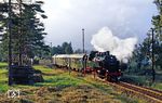 86 1501 verlässt mit P 16671 nach Annaberg-Buchholz den Bahnhof Schlettau (Erzgeb). Auf der durch die Stadt führenden Bahnstrecke Annaberg-Buchholz–Schwarzenberg (- Aue) wurde 1997 der Personenverkehr eingestellt, die Strecke wird lediglich mehrmals im Jahr von dem Verein Sächsischer Eisenbahnfreunden (VSE) mit Sonderfahrten befahren (Erzgebirgische Aussichtsbahn). Einst lag hier der Ausgangspunkt der Stichstrecke nach Crottendorf, welche bis Walthersdorf die Trasse nach Annaberg-Buchholz benutzte.  (08.09.1990) <i>Foto: Slg. Wolfgang Bügel</i>