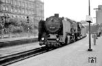 01 204 vom Bw Wittenberge fährt mit dem D 164 aus Berlin Stadtbahn in Hamburg Hbf ein. (12.05.1961) <i>Foto: Hermann Gerdes</i>