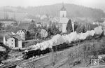 50 3539 (Bw Nossen) mit Ng 61345 im Tal der Freiberger Mulde in Niederstriegis vor der Kulisse der evangelischen Kirche aus dem Jahr 1850. (05.02.1982) <i>Foto: Thomas Fischer</i>