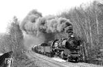50 3628 (Bw Karl-Marx-Stadt, Einsatzstelle Aue) räuchert mit Dg 54309 nach Aue (Sachs) bei Poppenwald nahe Hartenstein vorbei. (24.03.1984) <i>Foto: Thomas Fischer</i>